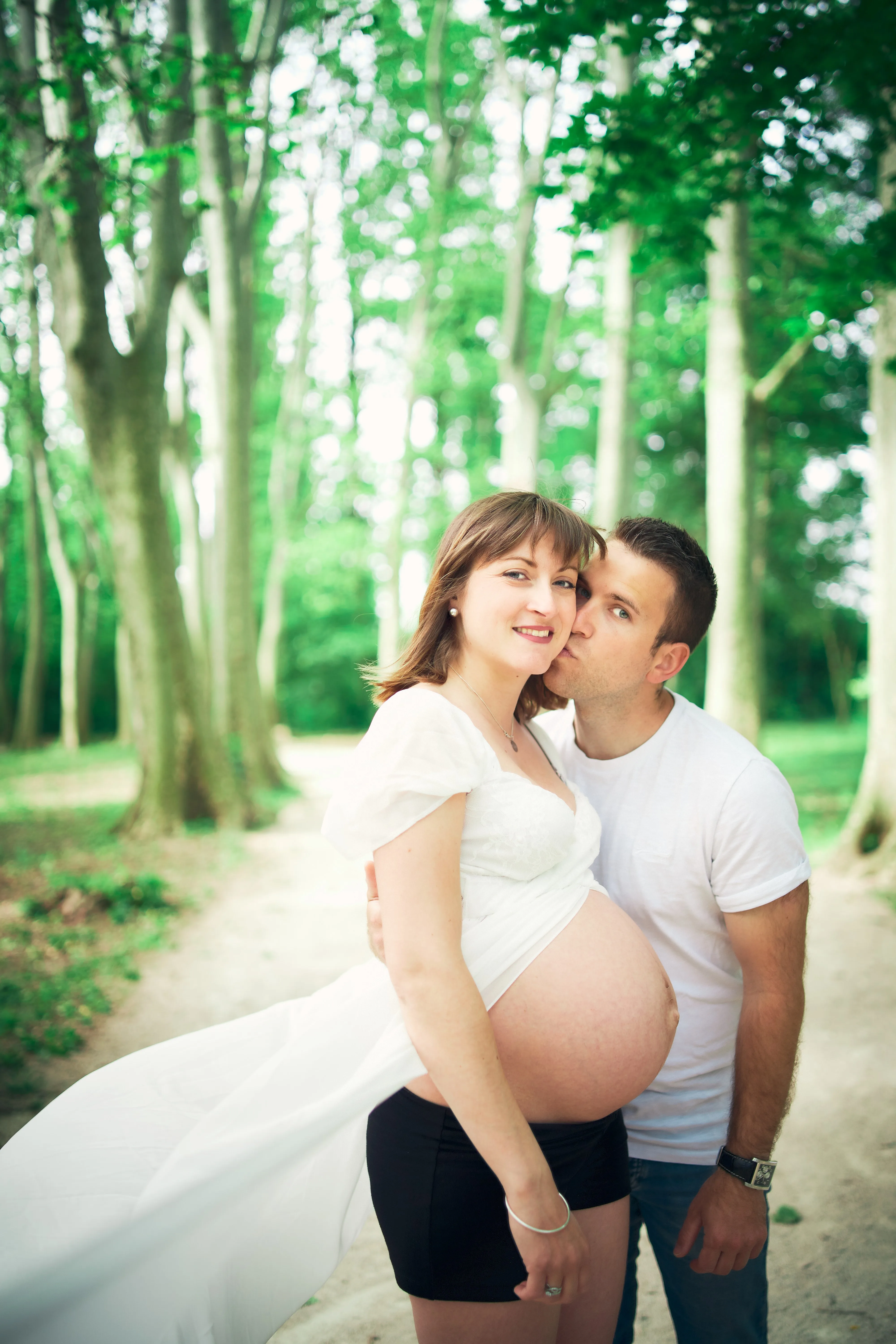Femme enceinte en extérieur lors d’une séance photo grossesse.
